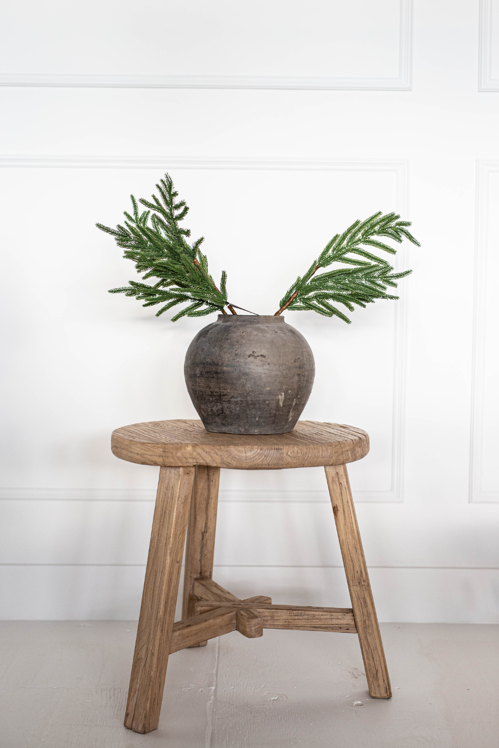 Round Elm Wood Coffee Side Table - Luxe B Pampas Grass  Canada , dried flowers and pampas grass Canadian Company. Bulk and wholesale dried flowers and pampas grass fluffy. Large White Pampas Grass Toronto